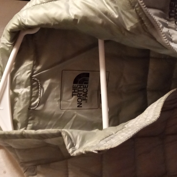 Men's North Face Puffer Vest - Picture 7 of 8
